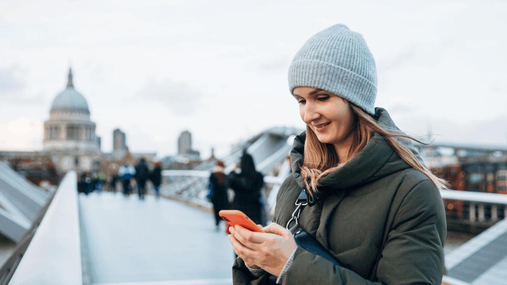 Una mujer hablando por teléfono en el centro de Londres.