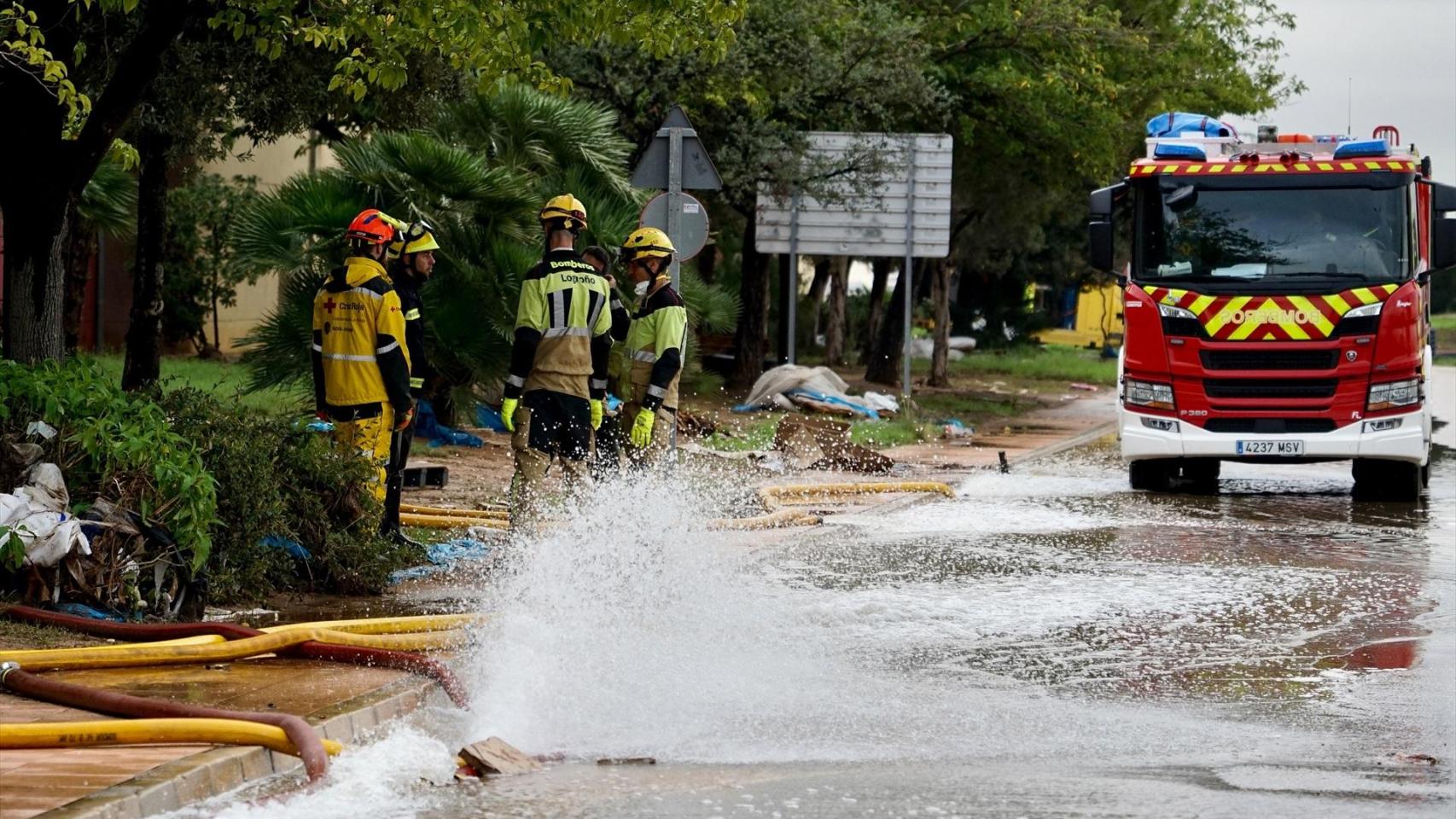 Varios bomberos realizan labores de limpieza tras la dana. Eduardo Manzana / EP
