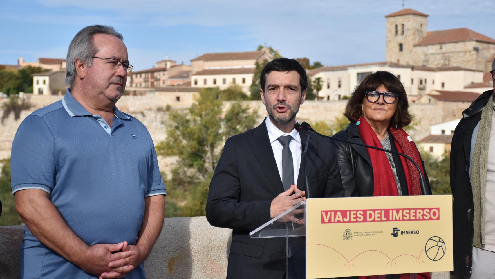 ministro de Derechos Sociales, Consumo y Agenda 2030, Pablo Bustinduy, durante la presentación de la campaña en el Puente de Piedra de Zamora