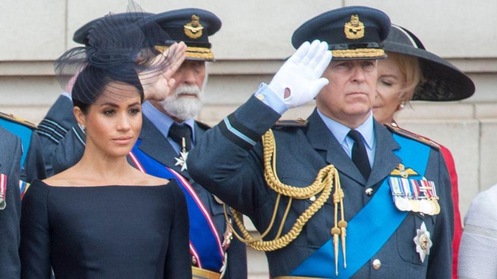 Meghan Markle y el príncipe Andrés de Inglaterra, en Buckingham Palace, en 2018.