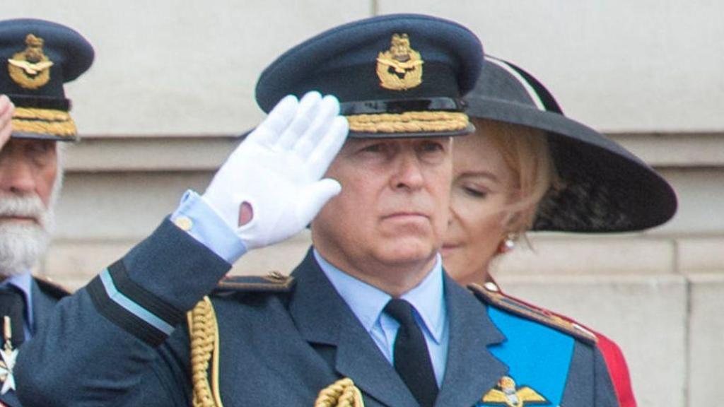 Meghan Markle y el príncipe Andrés de Inglaterra, en el Palacio de Buckingham, en 2018.