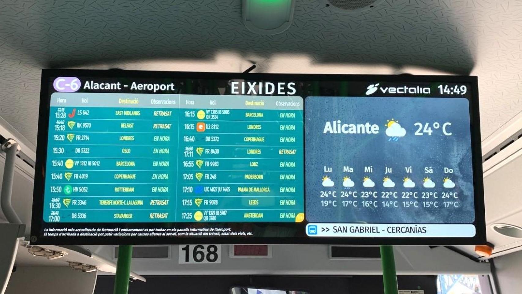 Las pantallas de los autobuses permiten mostrar la información actualizada de los vuelos.