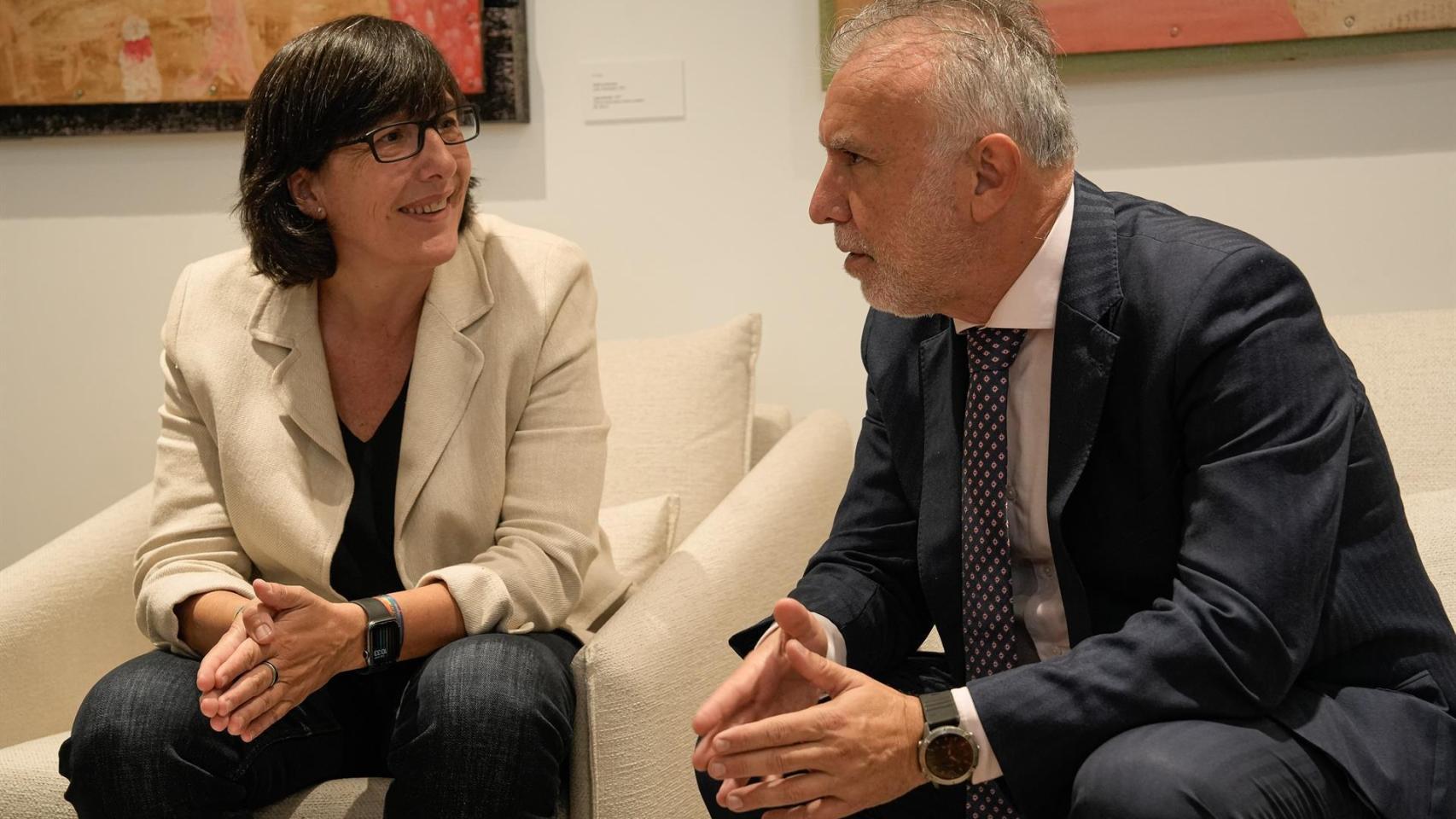 El ministro de Política Territorial y Memoria Democrática, Ángel Víctor Torres (d) y Silvia Fernández, viuda de la exalcaldesa de O Porriño, Eva García de la Torre