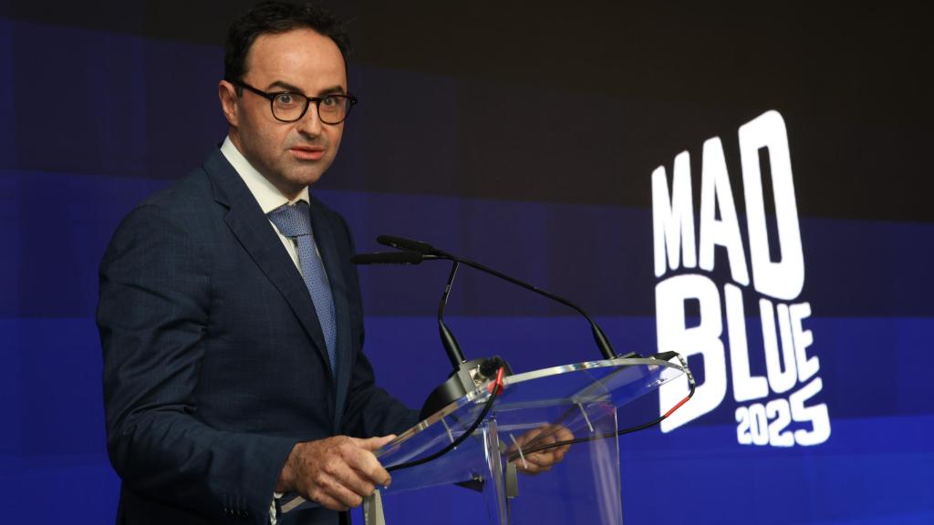 Santiago F. Gómez Santos director global de investigación y programas de la Fundación Gasol, recoge el Premio MadBlue al Impacto Social a través del Deporte.