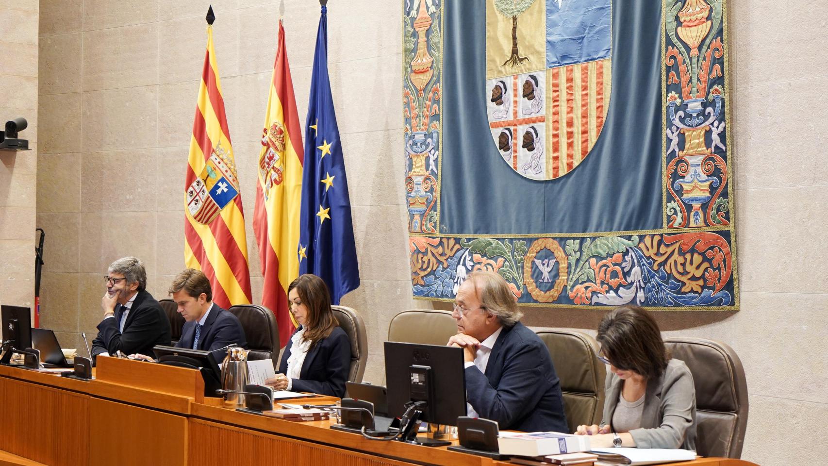 Mesa de las Cortes de Aragón, con la presidenta, Marta Fernández, en el centro