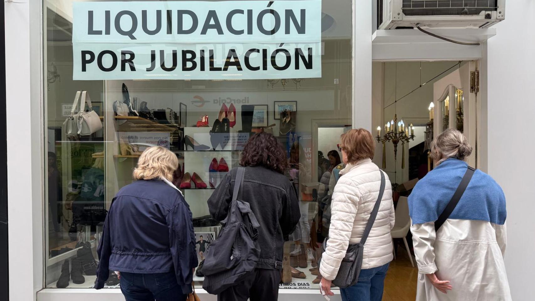 Exterior de la zapatería.