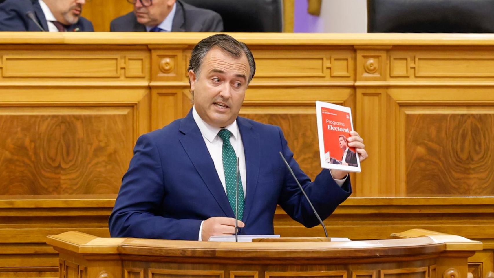 David Moreno muestra el programa electoral con el que el PSOE de Castilla-La Mancha se presentó a las elecciones de 2023.