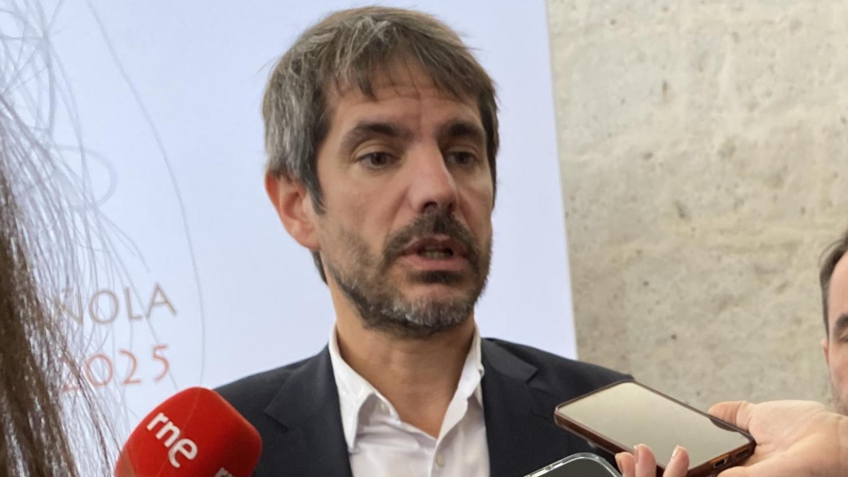 Ernest Urtasun atiende a los medios en el X Congreso Internacional de la Lengua, celebrado en Arequipa (Pérú)