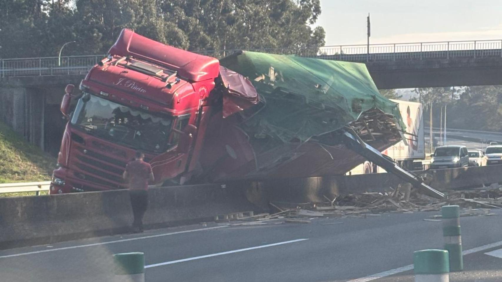 Camión volcado en la AP-9