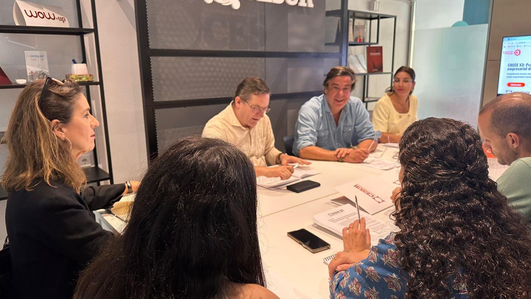 Cesur presenta su iniciativa en un encuentro en Sevilla ante periodistas.