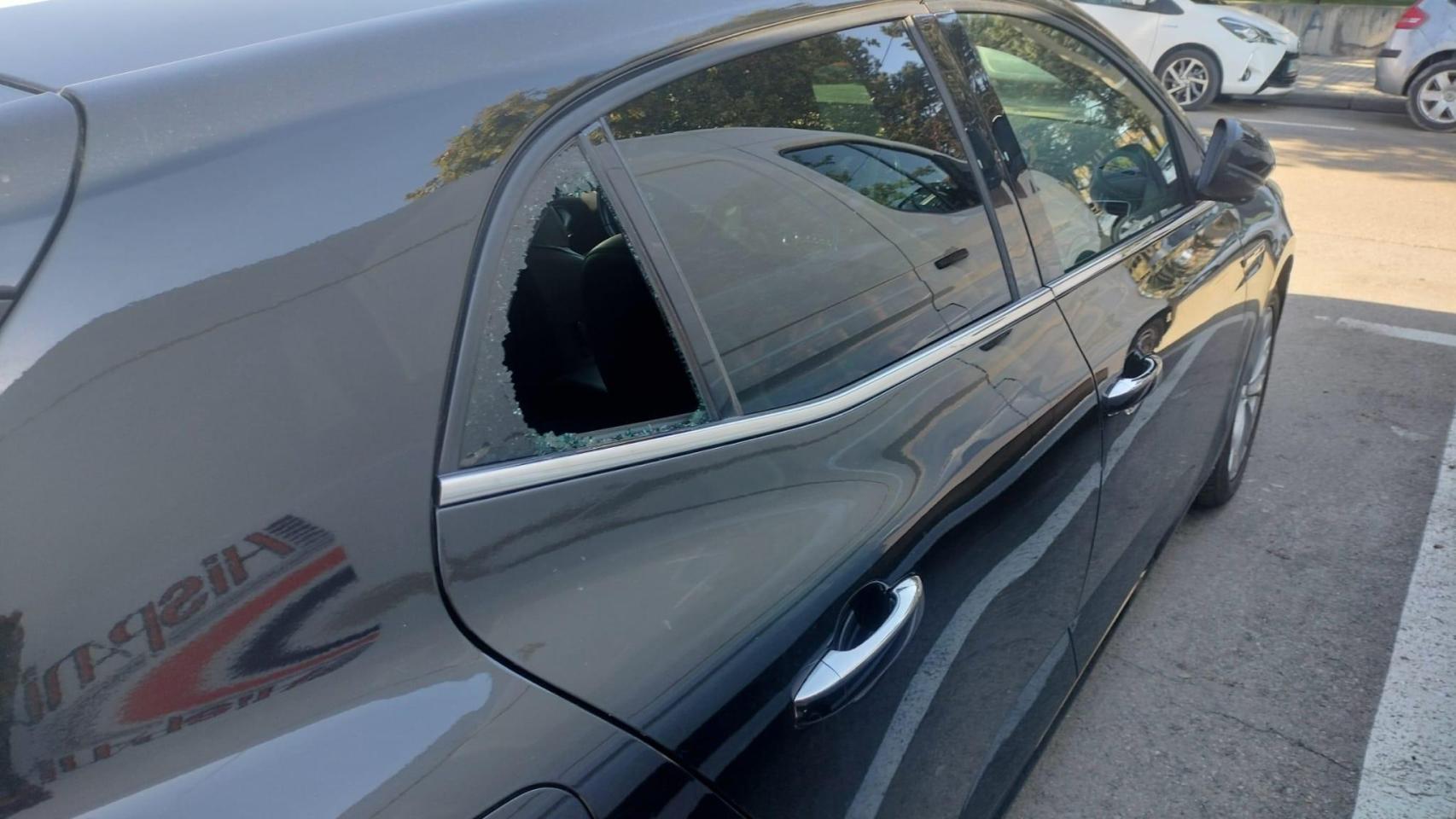 Uno de los coches vandalizados.