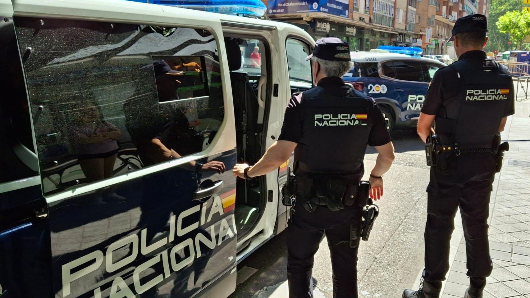 Imagen de archivo de dos agentes de la Policía Nacional