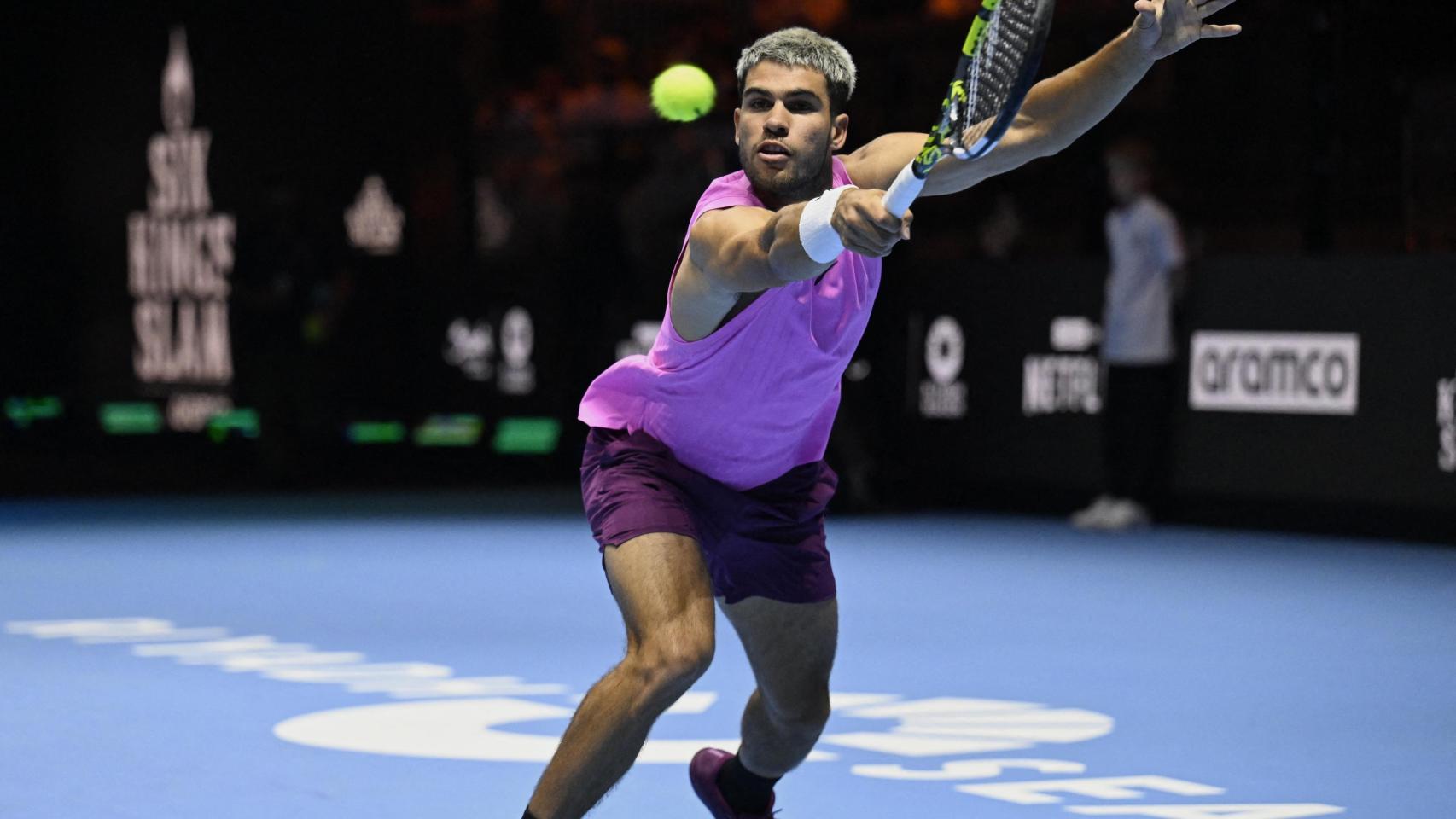 Carlos Alcaraz ejecuta un golpe en el King Six Slam.