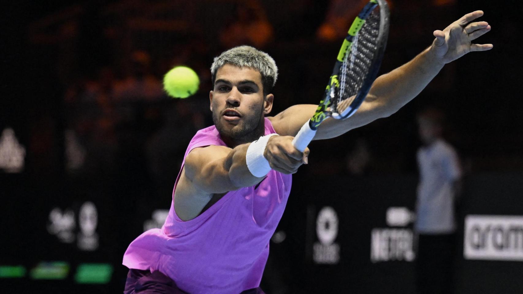 Carlos Alcaraz ejecuta un golpe en el King Six Slam.