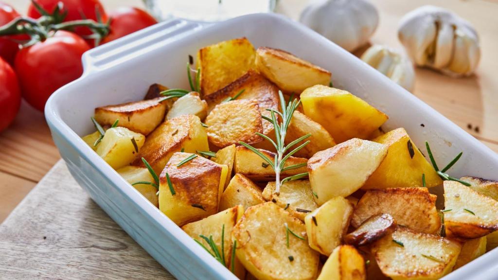 Una fuente con patatas asadas