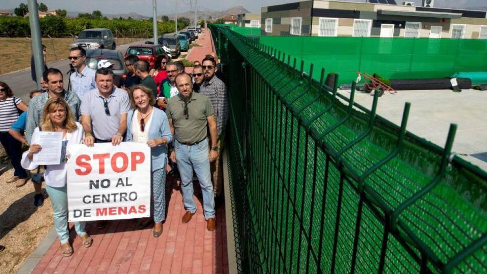 Miembros de Vox protestan ante el centro de menores de la pedanía murciana de Santa Cruz.