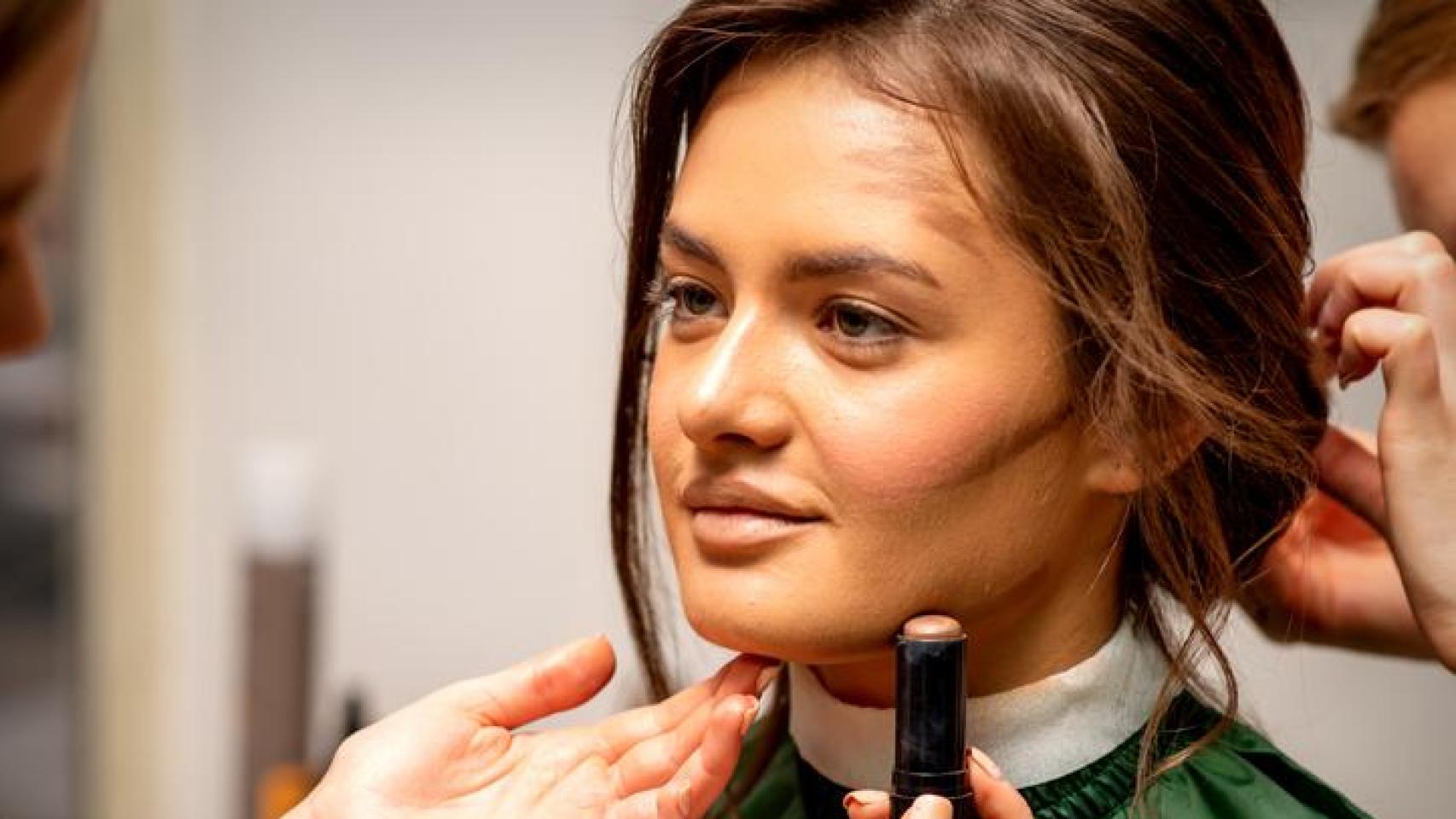 Mujer siendo maquillada.