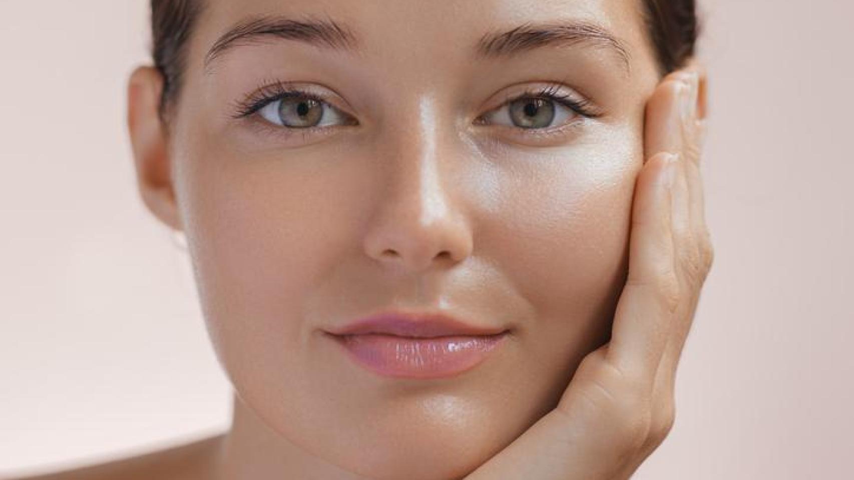 Mujer con la piel limpia e hidratada.