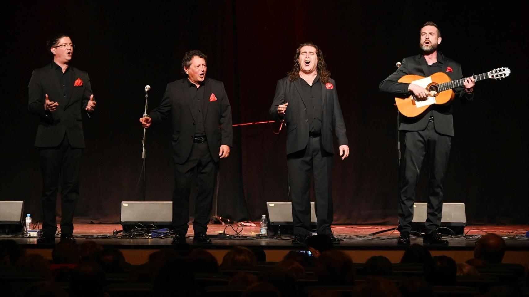 Los componentes de Cantores de Híspalis en plena actuación.
