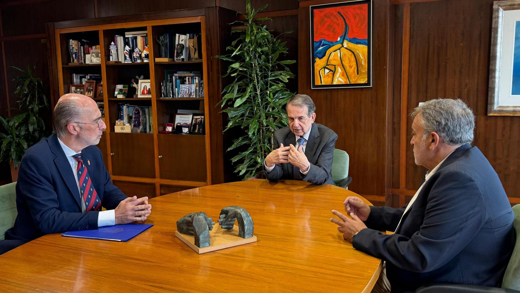 El alcalde de Vigo, Abel Caballero, se reúne con el regidor de Baiona, Jesús Vázquez Almuíña..