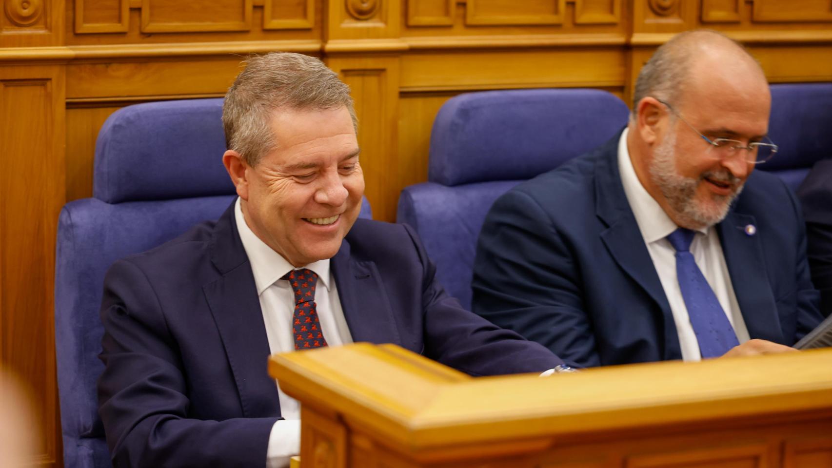 El presidente de Castilla-La Mancha, Emiliano García-Page, junto al vicepresidente primero, José Luis Martínez Guijarro, en la primera jornada del Debate sobre el Estado de la Región.