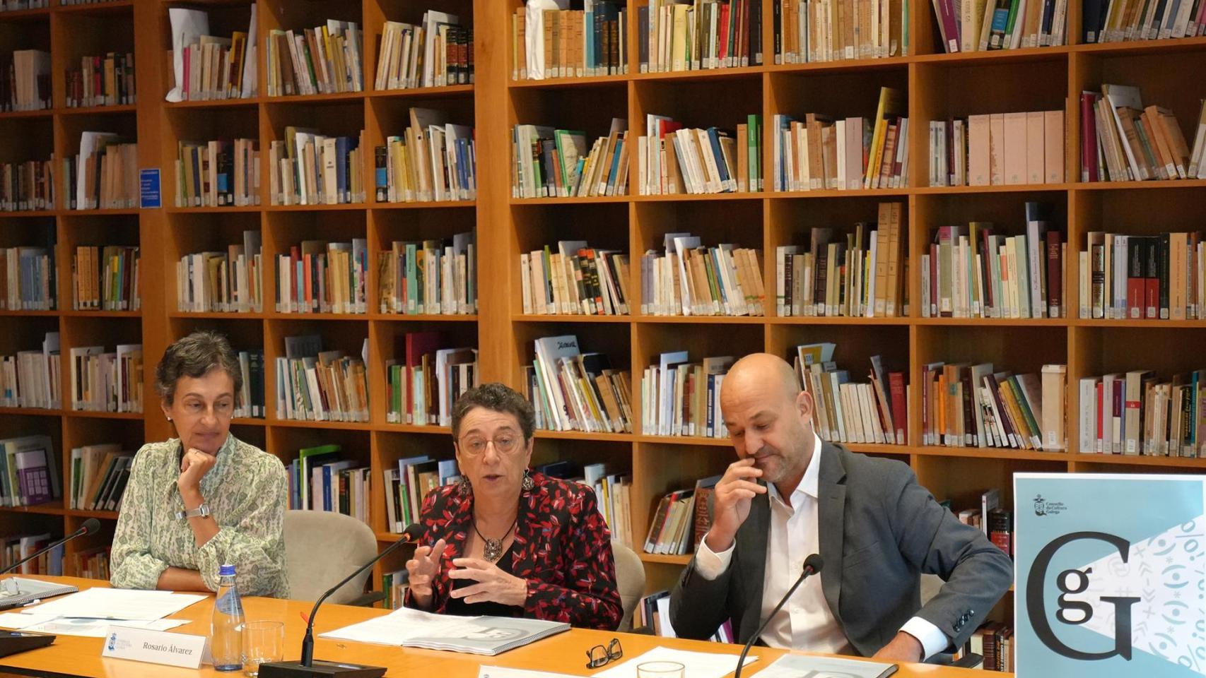 La presidenta del Consello da Cultura Galega, Rosario Álvarez, la vicepresidenta y coordinadora del foro, Dolores Vilavedra, y el Responsable del Observatorio da Cultura Galega, Hkan Casares.