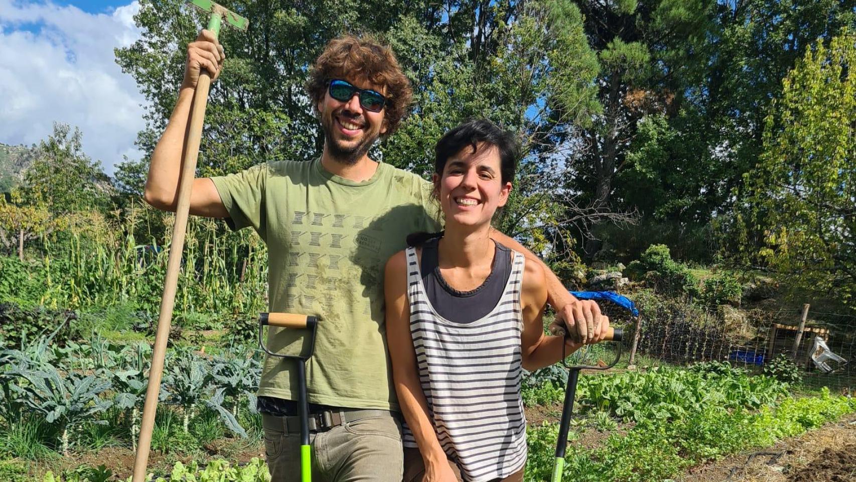 Eva Ardao y Erik Wenzel en su huerto ecológico.