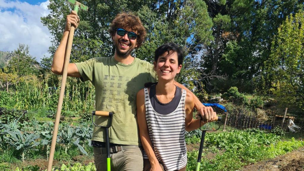 Eva Ardao y Erik Wenzel en su huerto ecológico.
