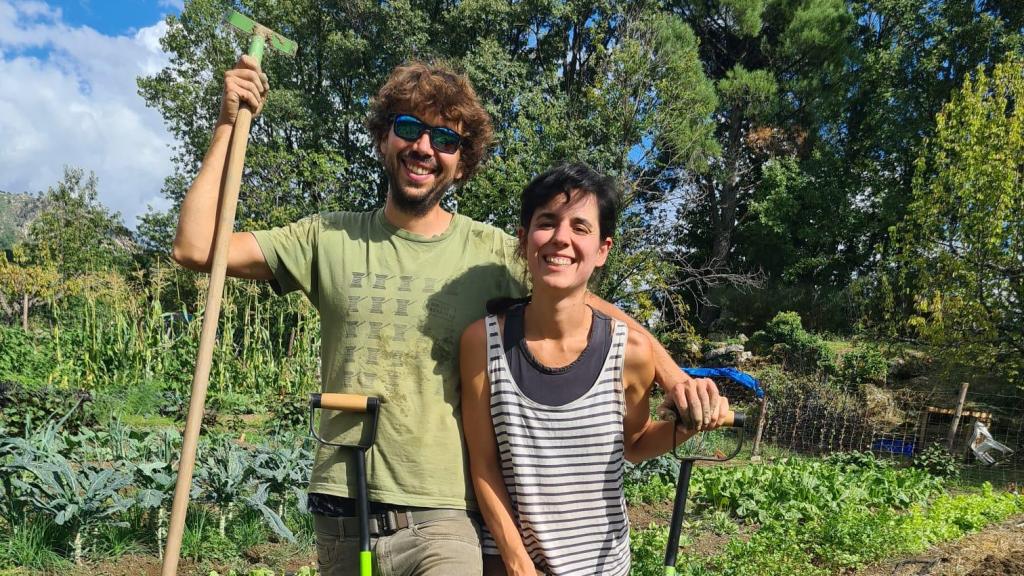 Eva Ardao y Erik Wenzel en su huerto ecológico.