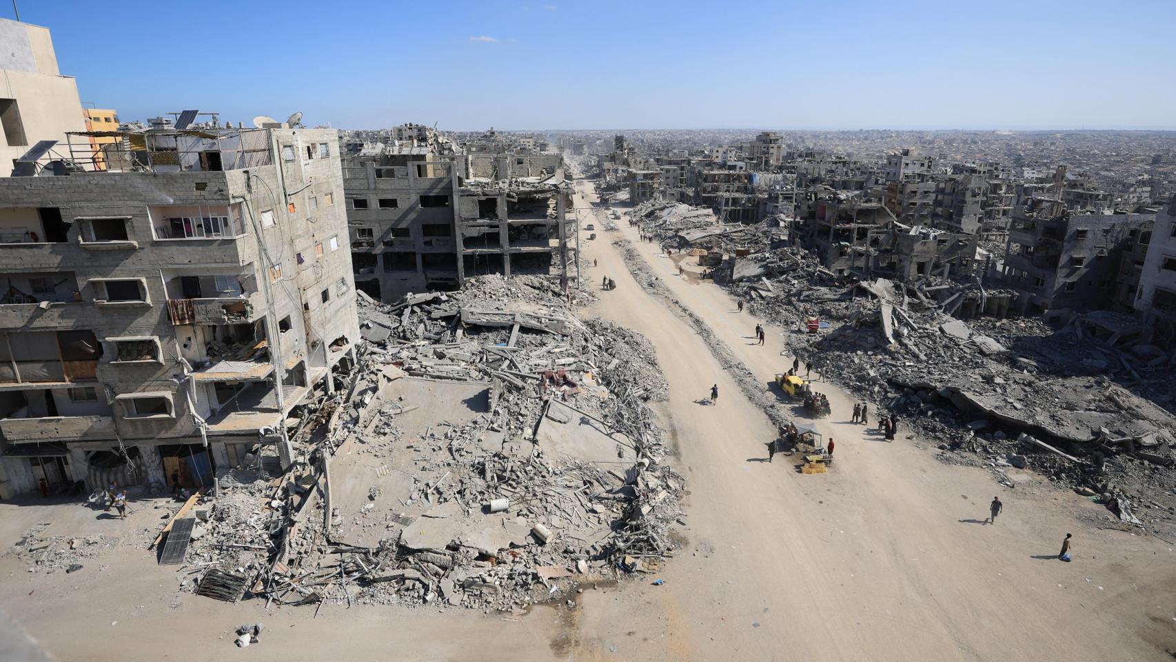 Una imagen de Ciudad de Gaza, con la gente caminando entre los escombros de los edificios.