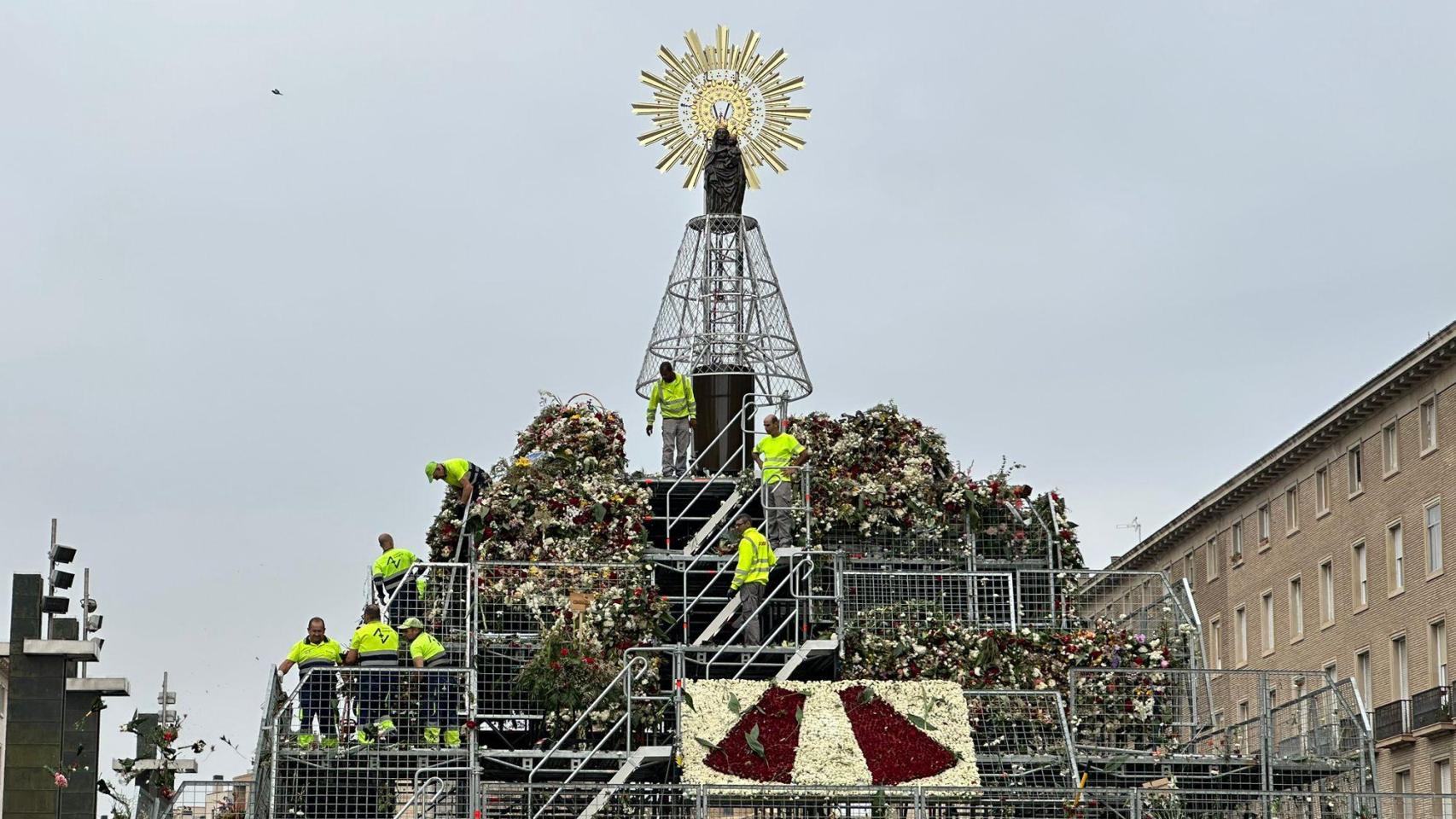 Retirada de la estructura de la Virgen del Pilar, este viernes, en Zaragoza.