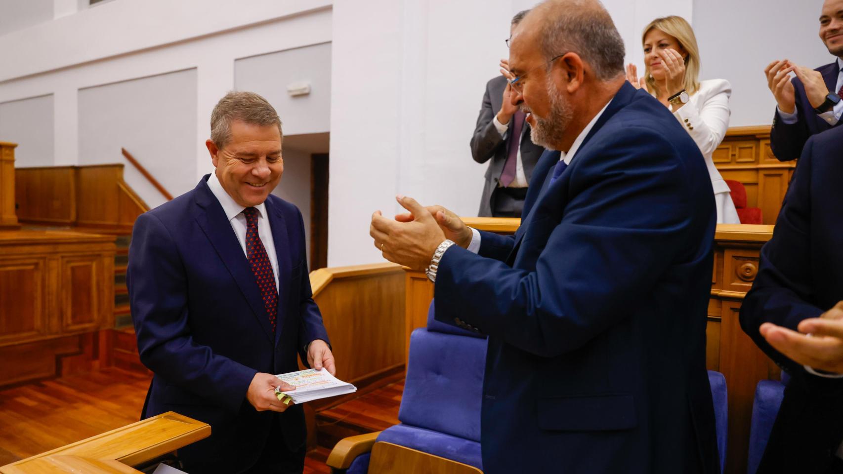 Page, aplaudido por los miembros de su Gobierno y del grupo parlamentario socialista al término de la primera jornada del Debate sobre el Estado de la Región.