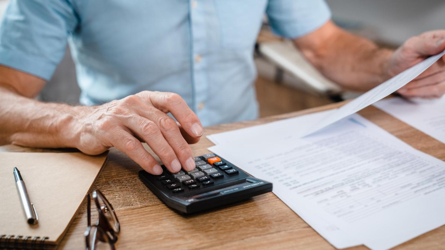 Un trabajador autónomo gestiona facturas