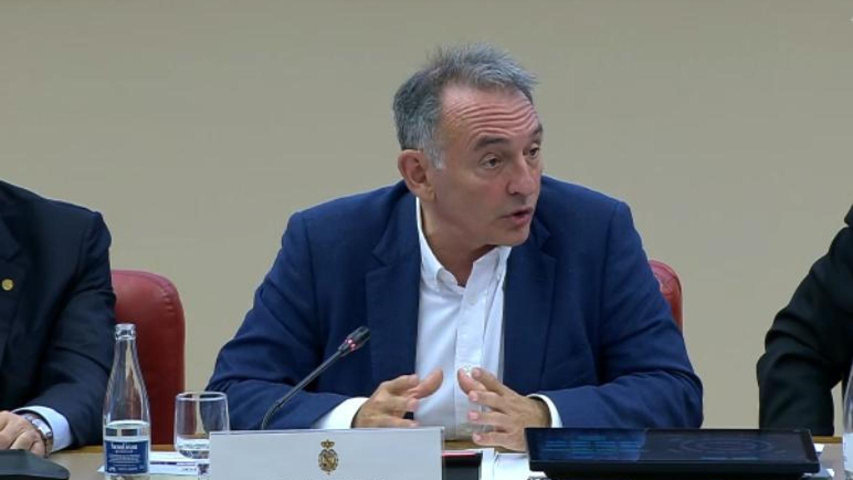 El diputado de Sumar y secretario general del PCE Enrique Santiago, este viernes en el Congreso de los Diputados.