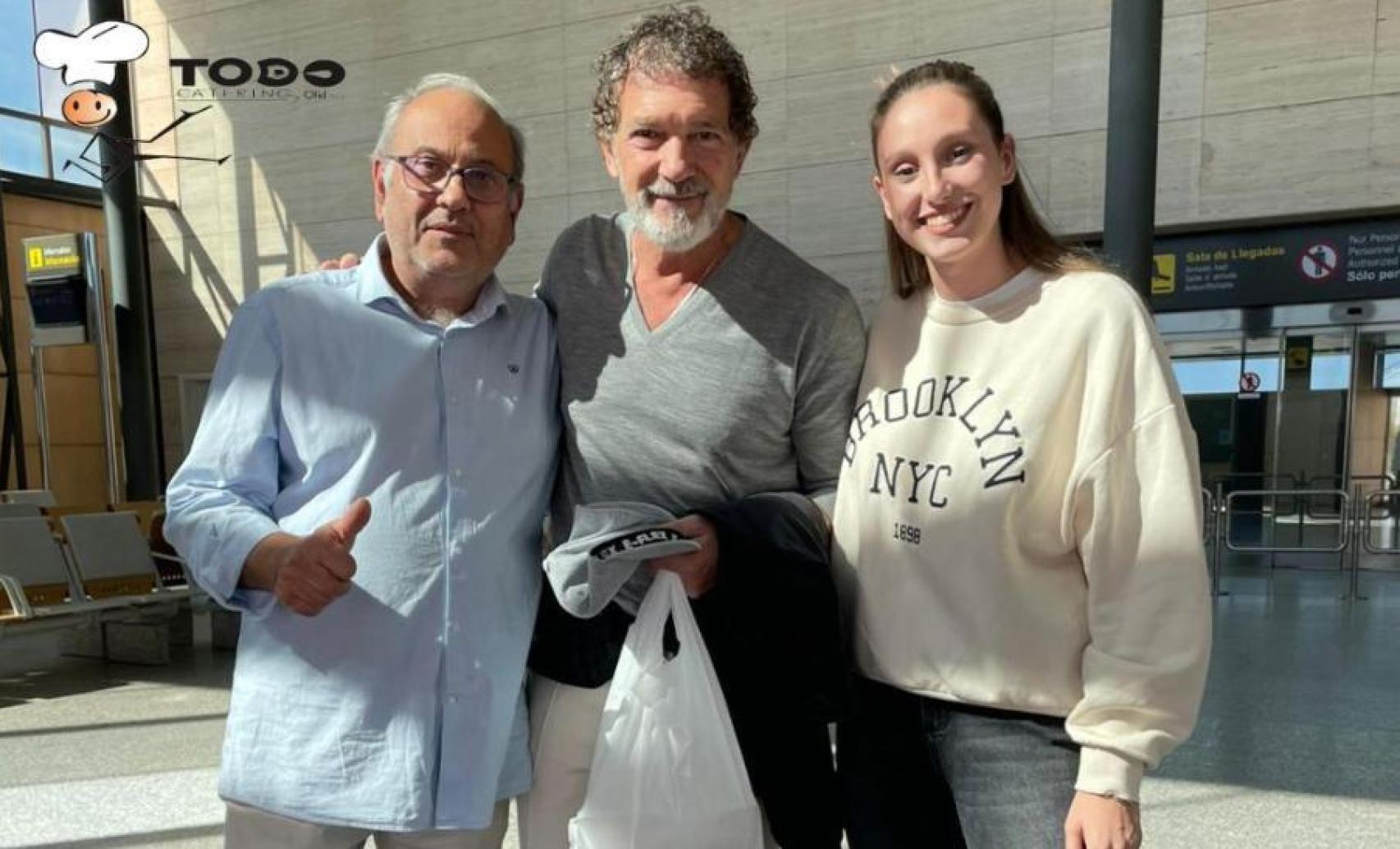 Antonio Banderas junto a los responsables de Todo Catering en el aeropuerto de Valladolid
