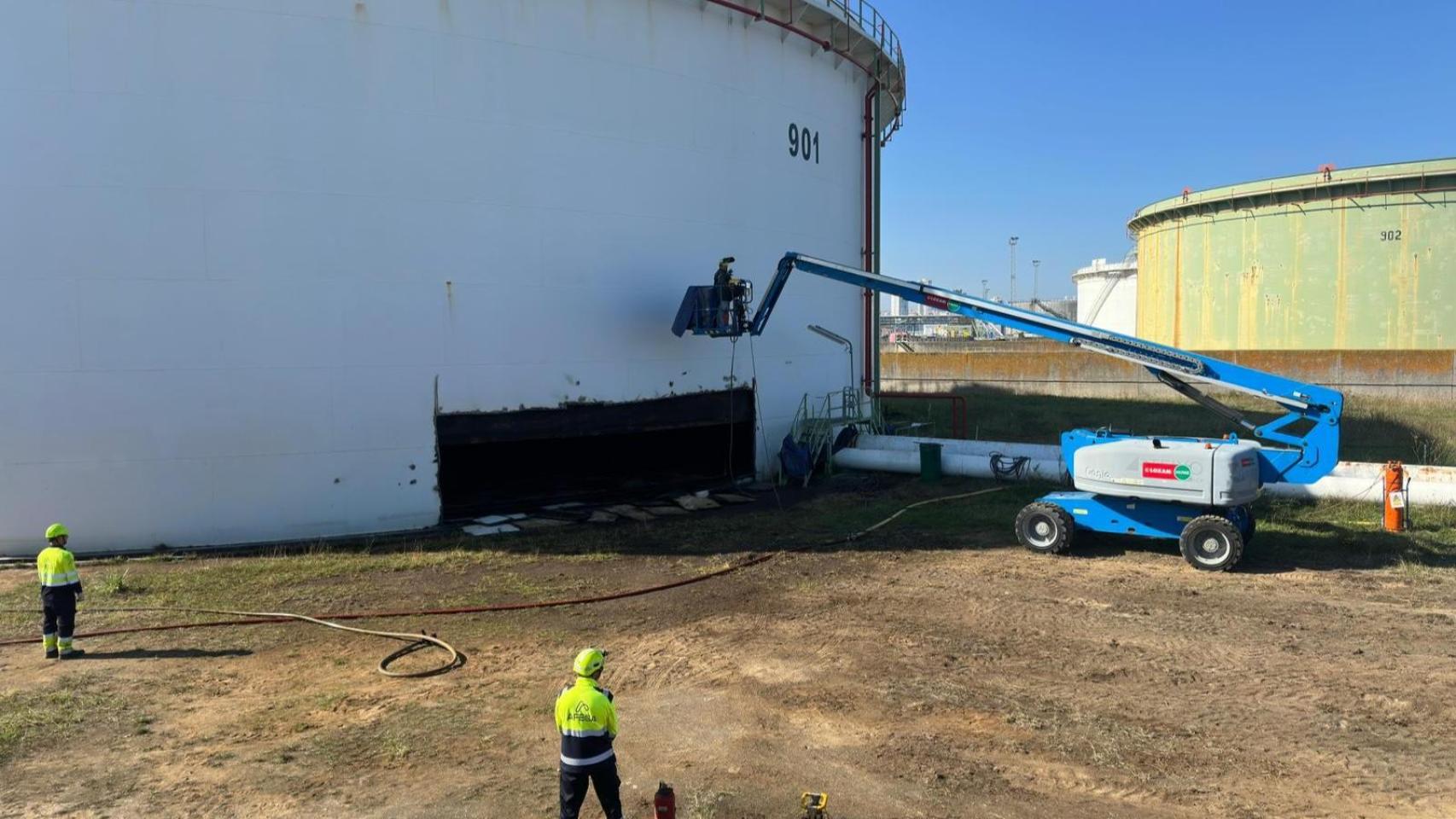 Repsol inicia en A Coruña el desmantelamiento de tanques de crudo del puerto interior