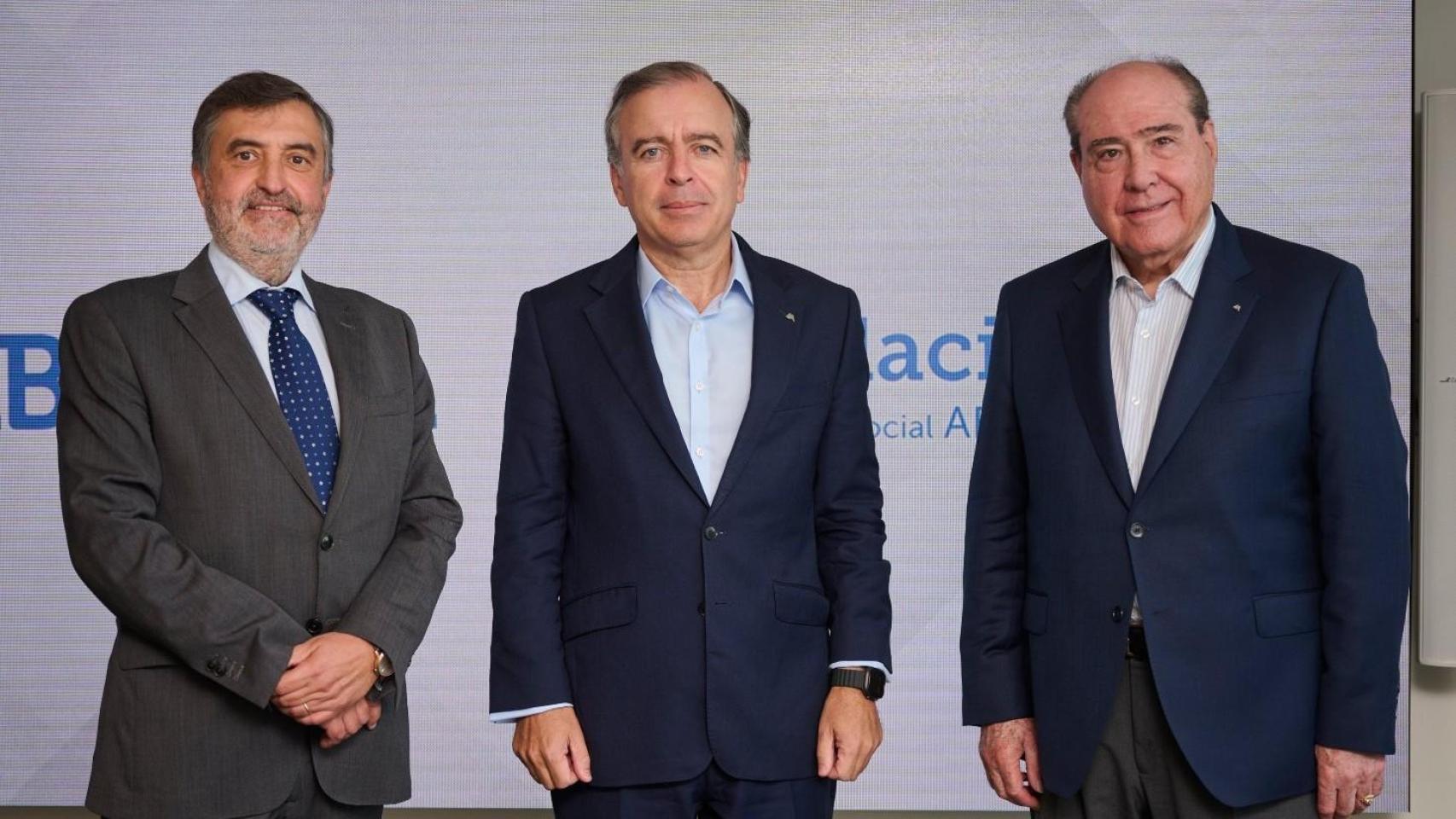 De izquierda la derecha, el presidente de AGEF, el conselleiro delegado de ABANCA y el presidente de Afundación