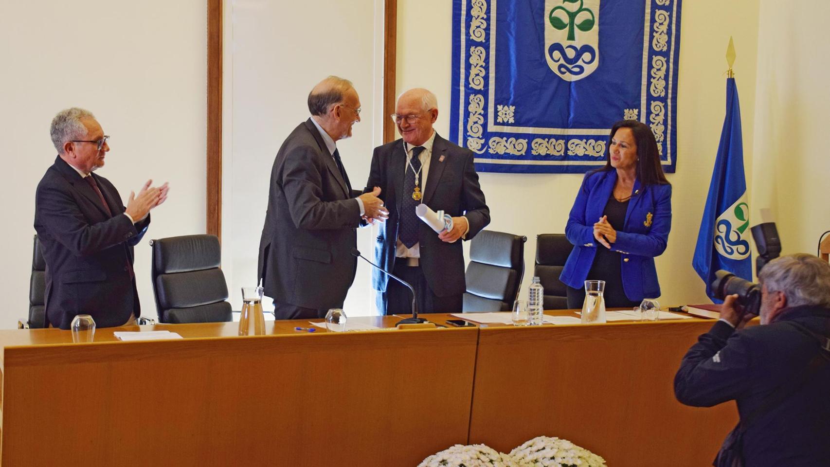 Momento de la entrega de la Medalla de Oro y del diploma acreditativo a Antón Vidal Andión, presidente de Galaxia.