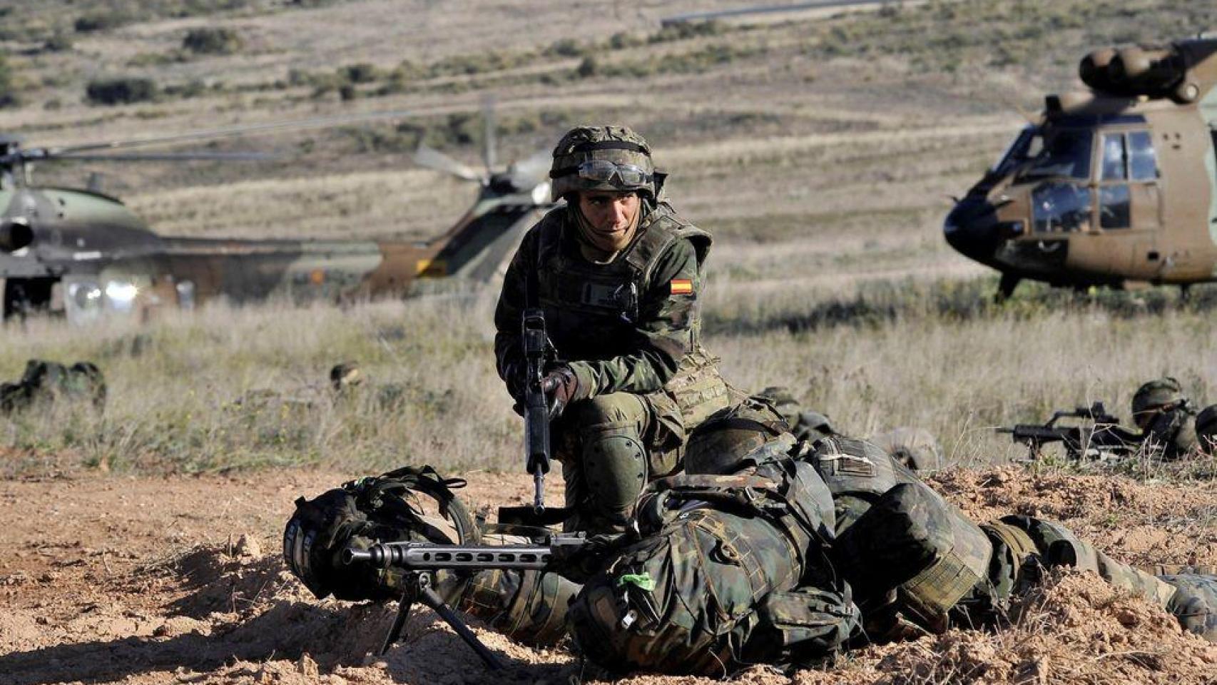 Un militar en unas maniobras militares en Chinchilla (Albacete).