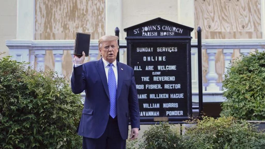 Donald Trump, en el Cementerio Nacional de Arlington, donde la ley federal impide el uso partidista del lugar.