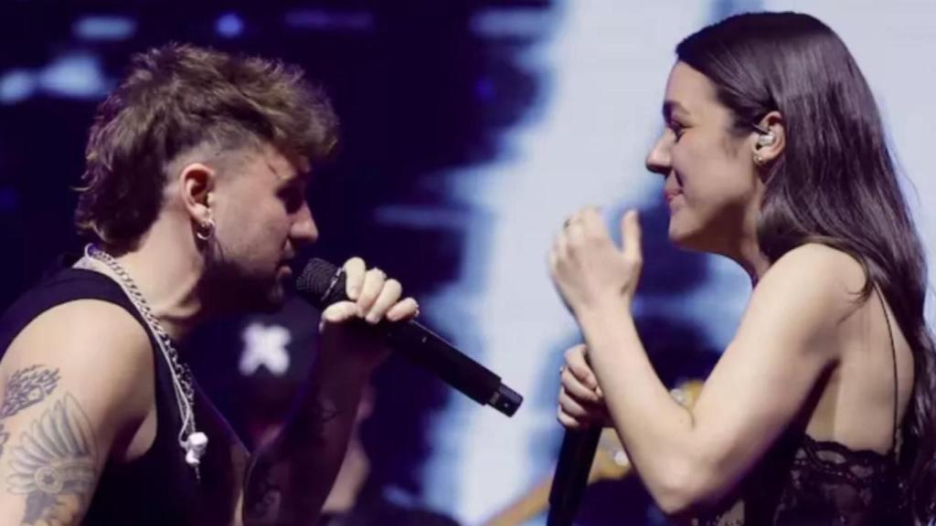 Los cantantes Dani Fernández y Valeria Castro, durante un concierto.
