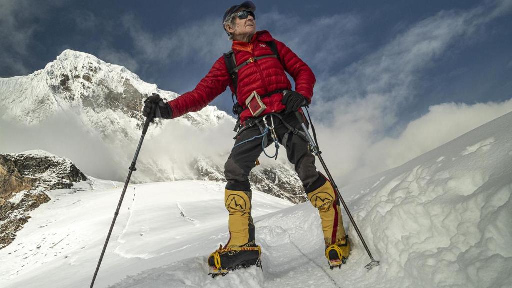 El alpinista Carlos Soria subiendo a la cumbre del Manaslu