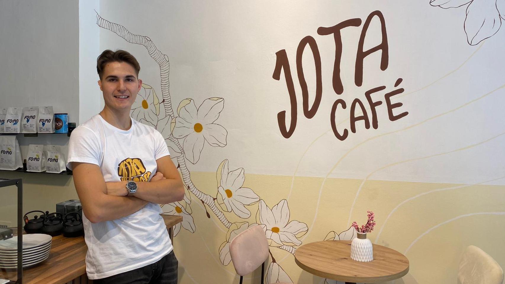 Jorge en la nueva cafetería de Zaragoza.