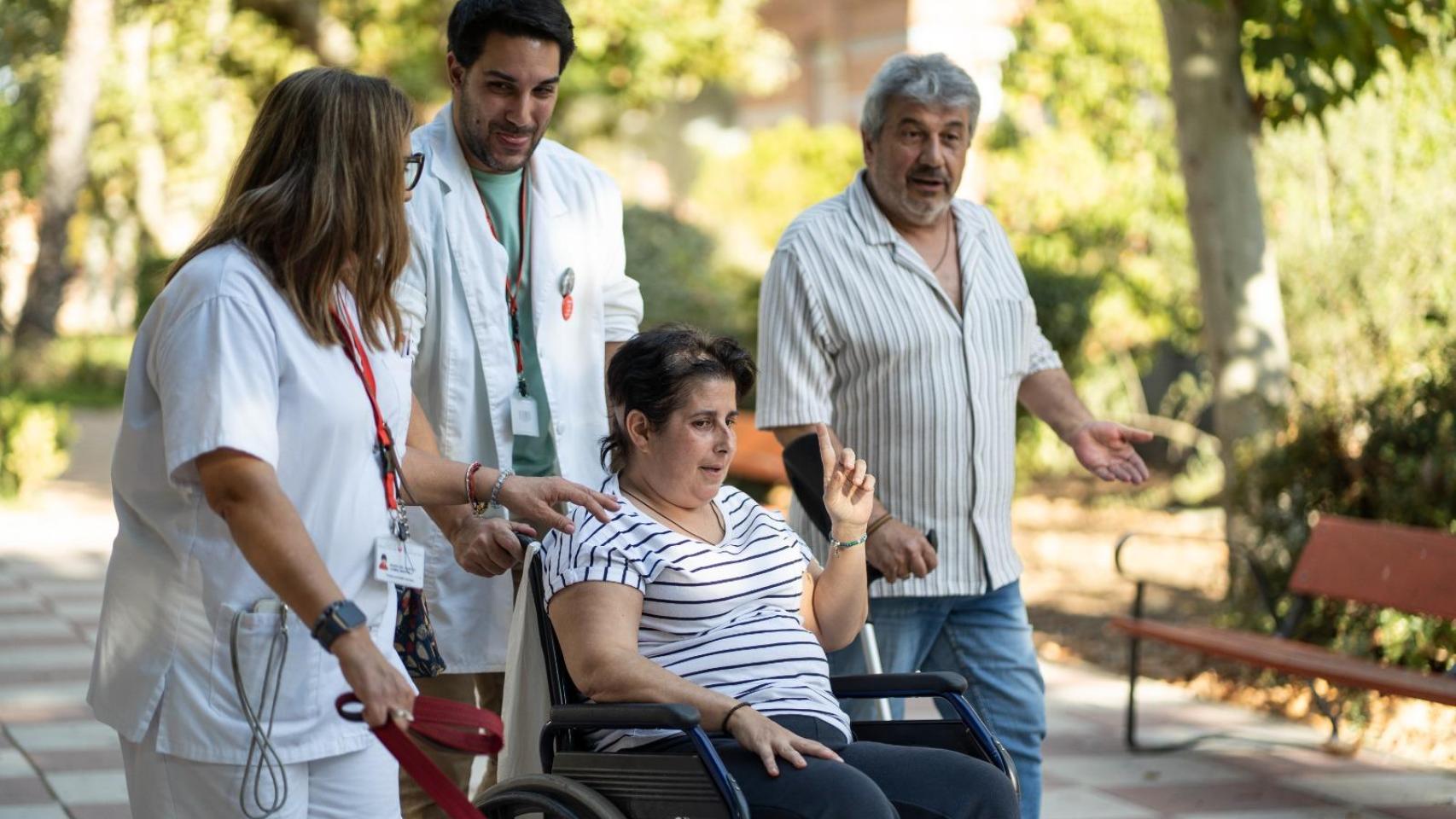 Rocío y José con Carlos, psicólogo de la unidad de paliativos y María del Puerto Gómez, trabajadora social.