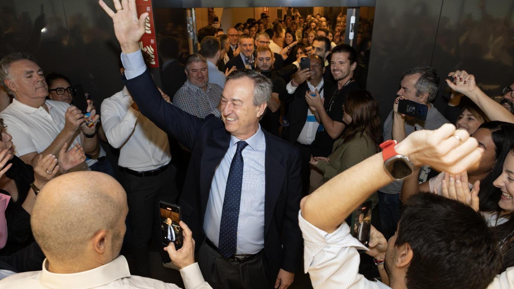 César González-Bueno, CEO de Banco Sabadell, celebra con los empleados del banco su victoria en la opa de BBVA.