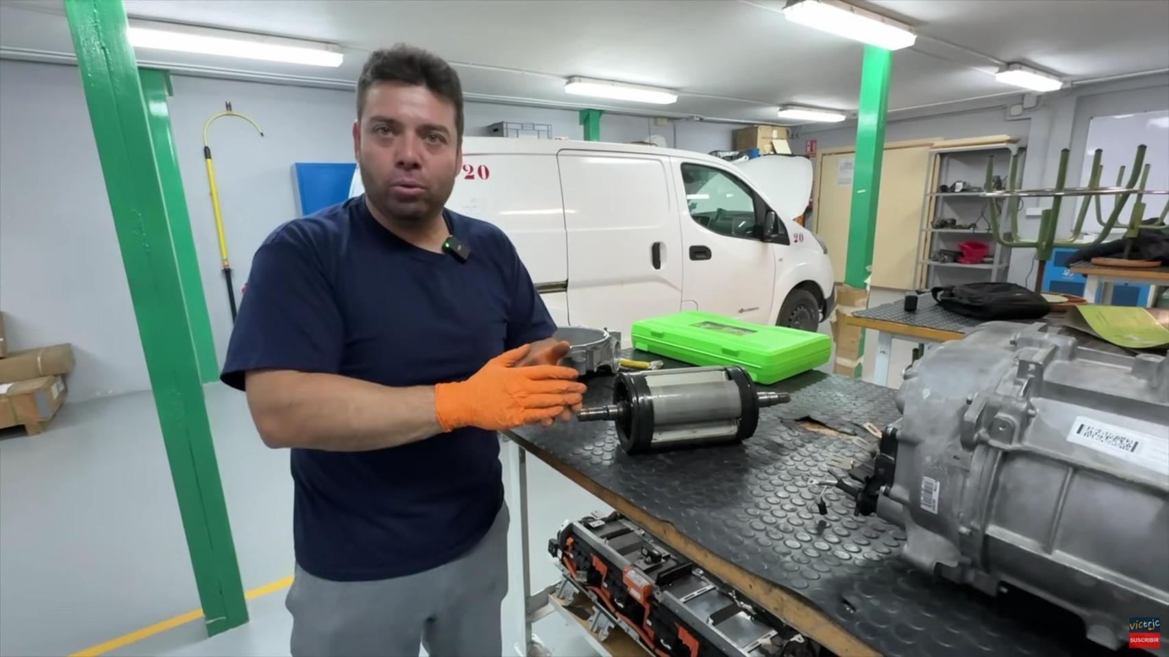 José Antonio Molina durante una reparación.