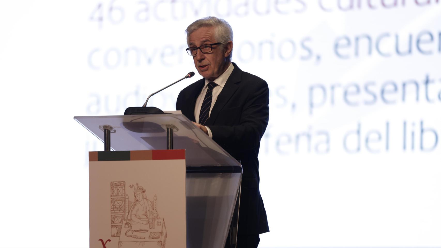 El secretario general del X Congreso Internacional de la Lengua Española (CILE) y director académico del Instituto Cervantes, Álvaro García Santa-Cecilia, en el acto de clausura del Congreso este viernes, en el Teatro Municipal de Arequipa (Perú). Foto: José Sotomayor