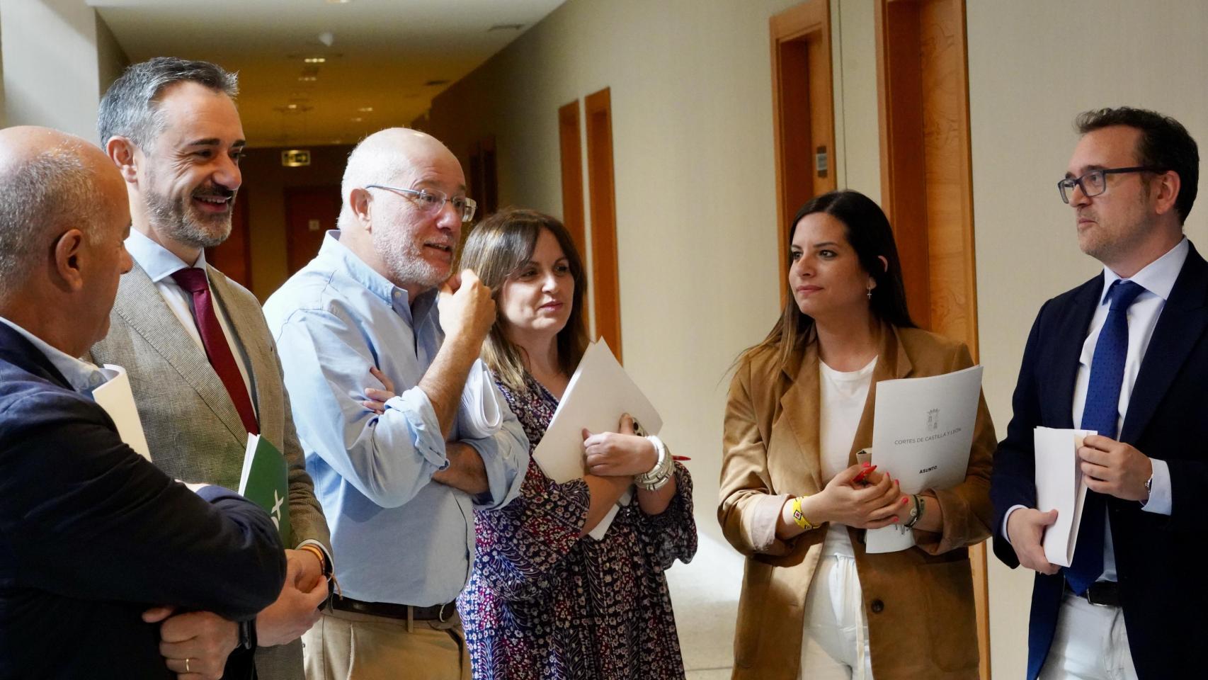 El portavoz de Vox en las Cortes, David Hierro, el procurador del Grupo Mixto Francisco Igea, la portavoz del Grupo Socialista, Patricia Gómez Urbán, la viceportavoz, Nuria Rubio y el portavoz del Grupo Popular, Ricardo Gavilanes, antes de una reunión de la Junta de Portavoces