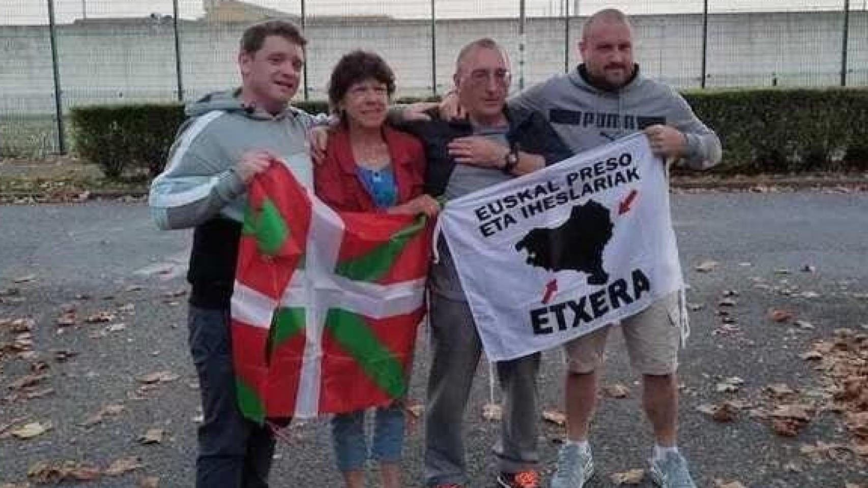 Jacques Esnal, junto a su familia, al salir de prisión, en diciembre de 2022.