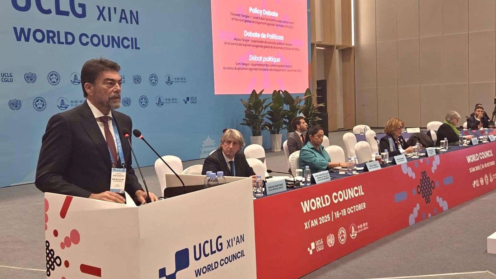 El alcalde de Alicante, Luis Barcala, durante su intervención en el debate en China.